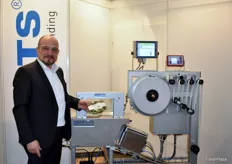 Guiseppe Diglio von ATS Banding präsentiert das neueste Modell der Banderoliermaschine US 2000. Die Anlage wird u.a. für das Banderolieren in Schalen verpackten Frischeprodukten eingesetzt.